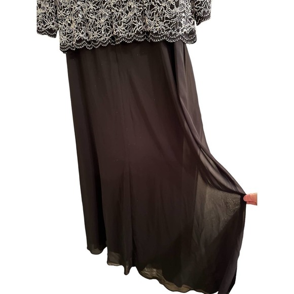 Alex Evenings Lace and Chiffon Gown with Scalloped Hem Detail Size 18 - Picture 9 of 12